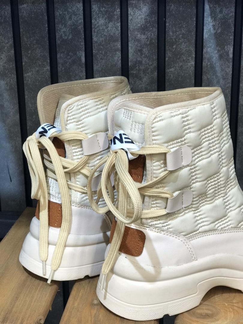 بوت لالنسیاگا پشت بند